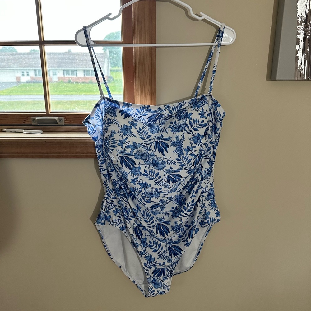 NEVER WORN: One piece bathing suit - straps unhook to also be strapless